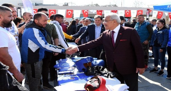 Büyükşehir'den salon sporlarına destek Büyükşehir'den salon sporlarına destek